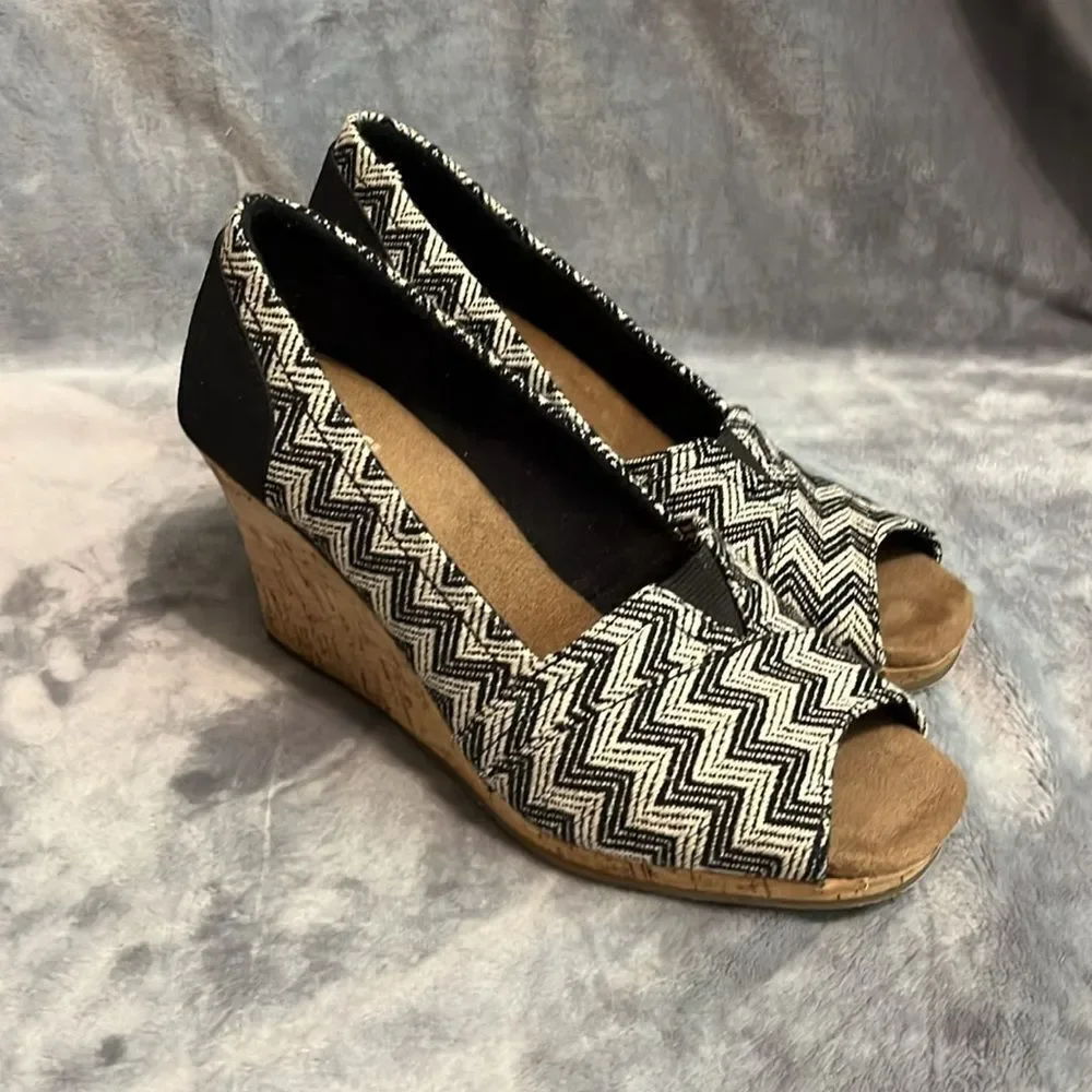 TOMS Women's Black/White Aztec Cork Wedges